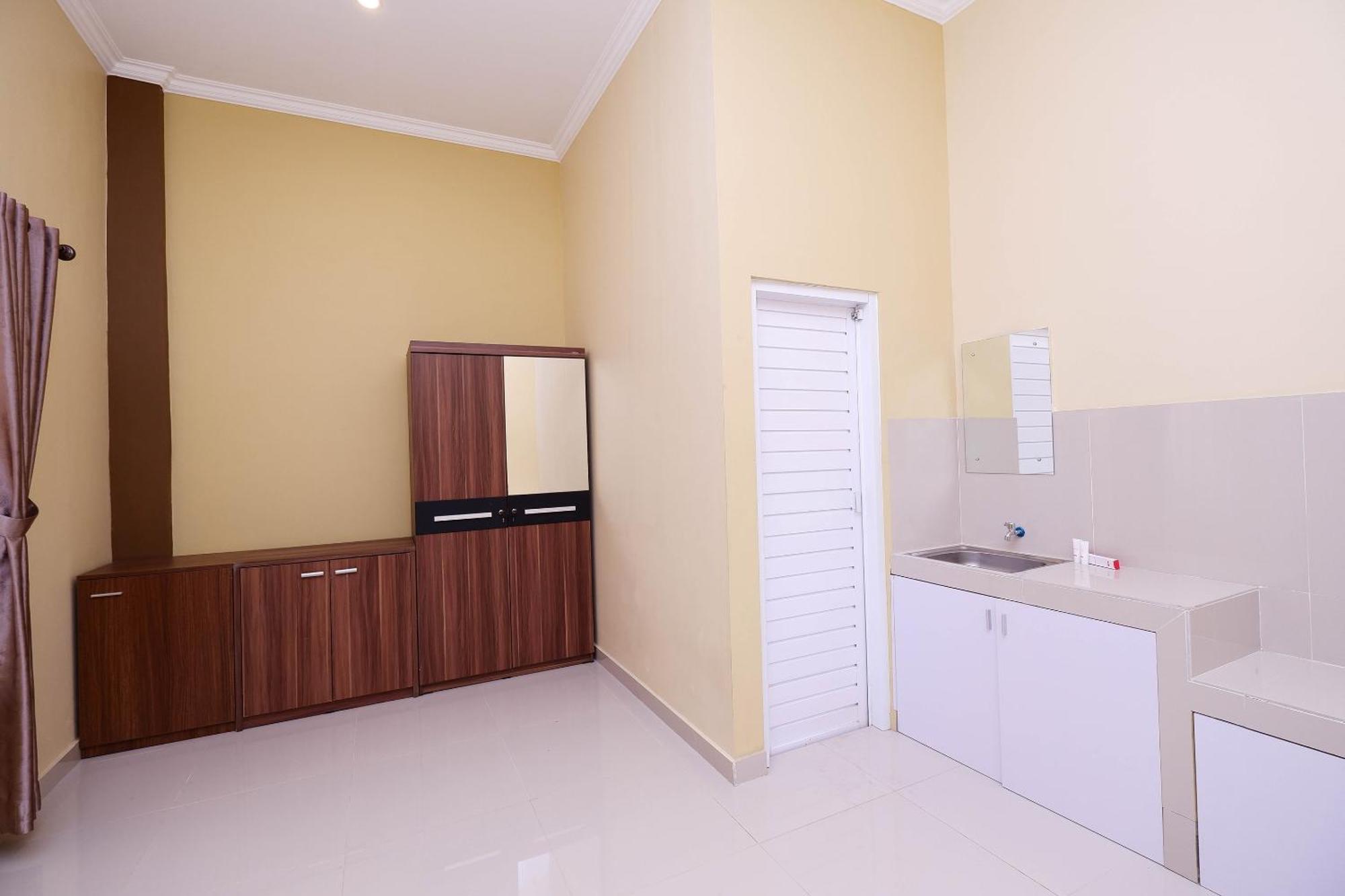 Hotel Super Oyo 1506 Shabrina 2 Syariah Solo Esterno foto